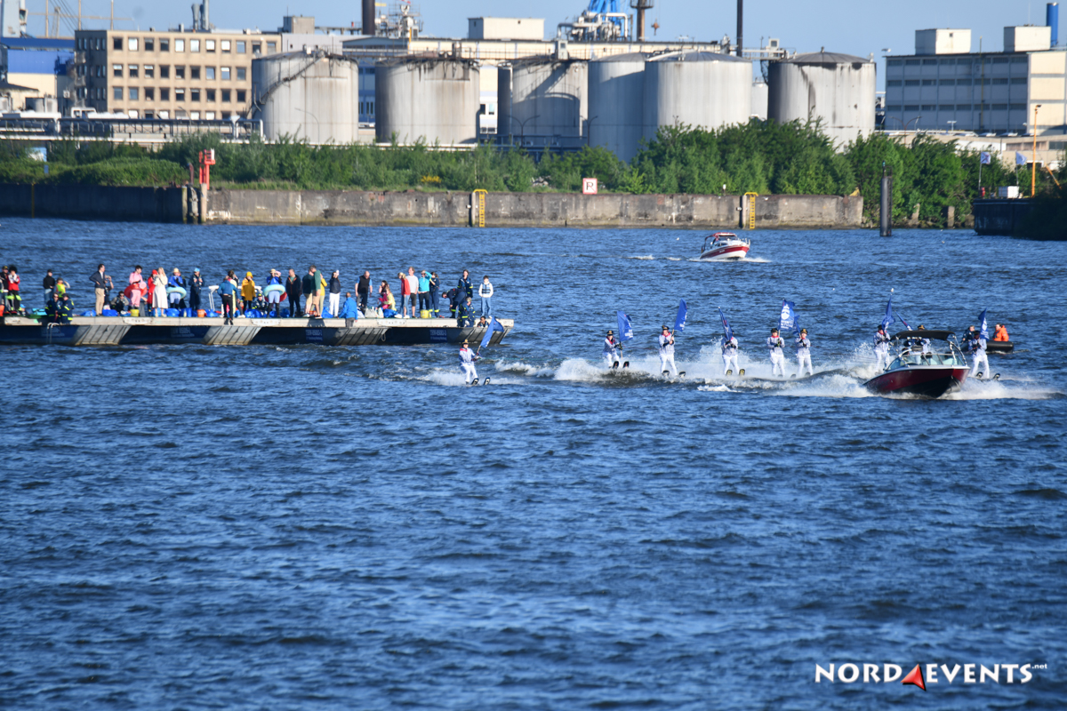 Wasserski-Show auf der Elbe