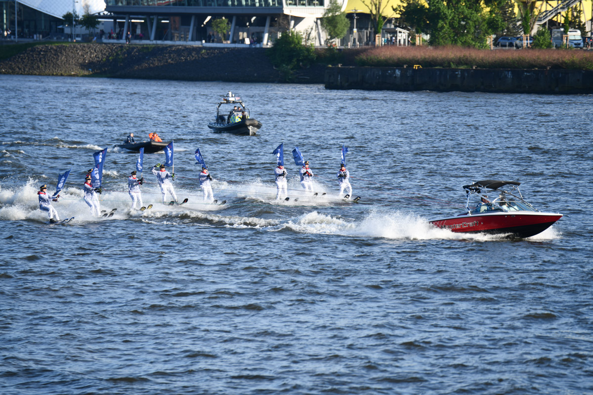 Wasserski-Show auf der Elbe