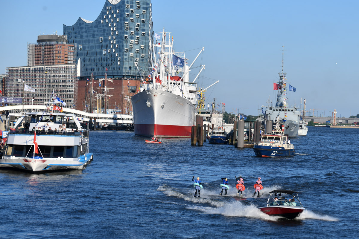 Wasserski-Show auf der Elbe