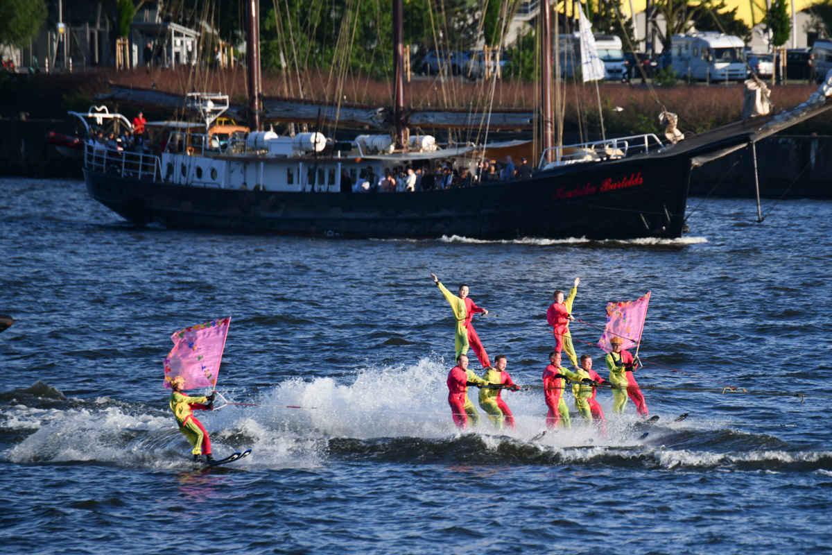 Wasserski-Show auf der Elbe