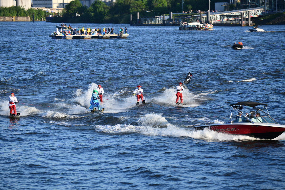Wasserski-Show auf der Elbe