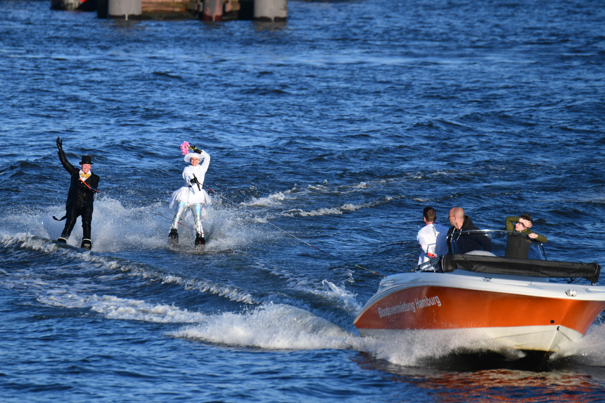 Wasserski-Show auf der Elbe