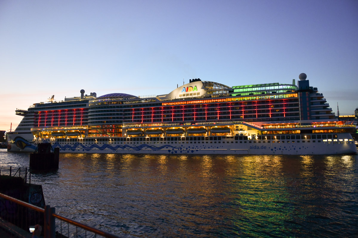 Kreuzfahrtschiff am Abend