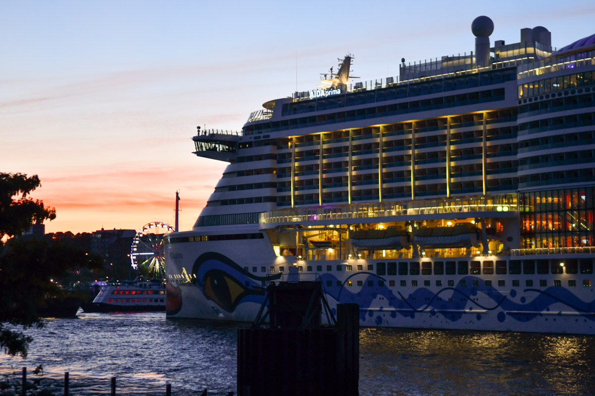 Kreuzfahrtschiff am Abend