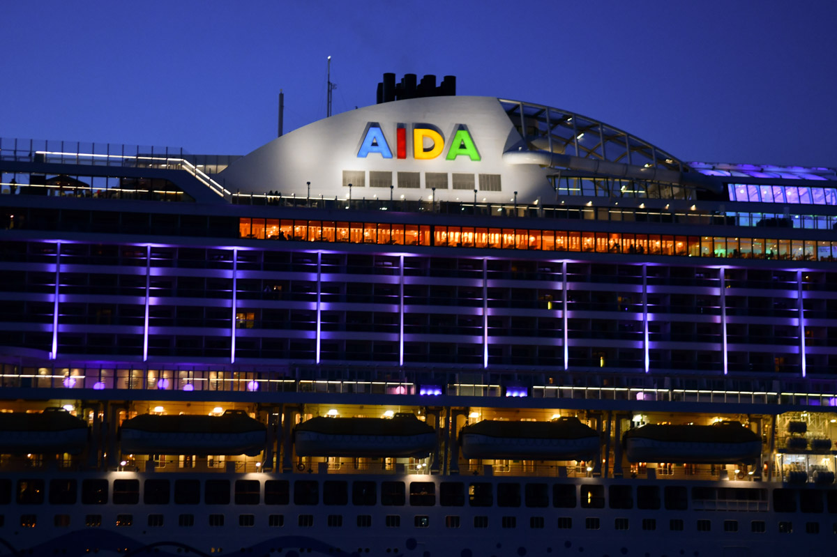 Kreuzfahrtschiff am Abend