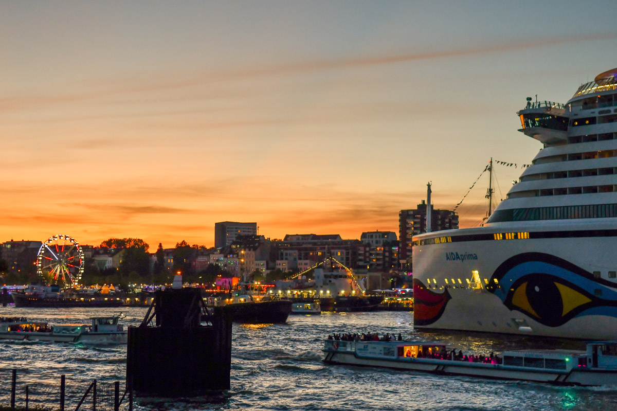 Kreuzfahrtschiff am Abend