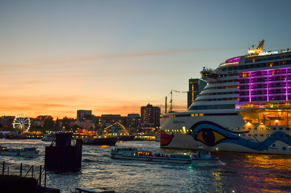 Kreuzfahrtschiff am Abend