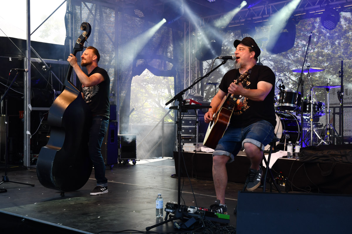 Band mit Kontrabass auf der Bühne