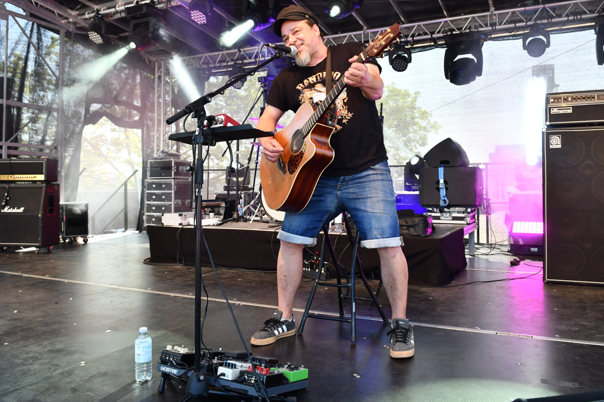 Band mit Kontrabass auf der Bühne