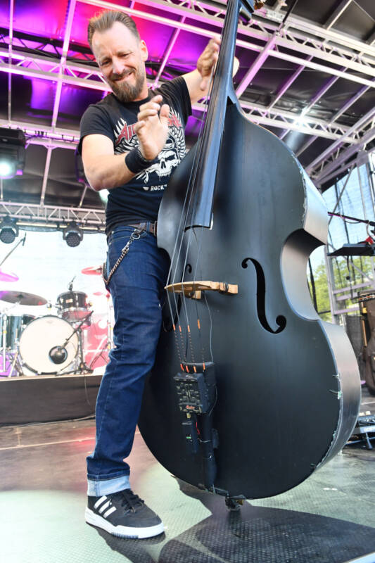 Band mit Kontrabass auf der Bühne im Hochformat
