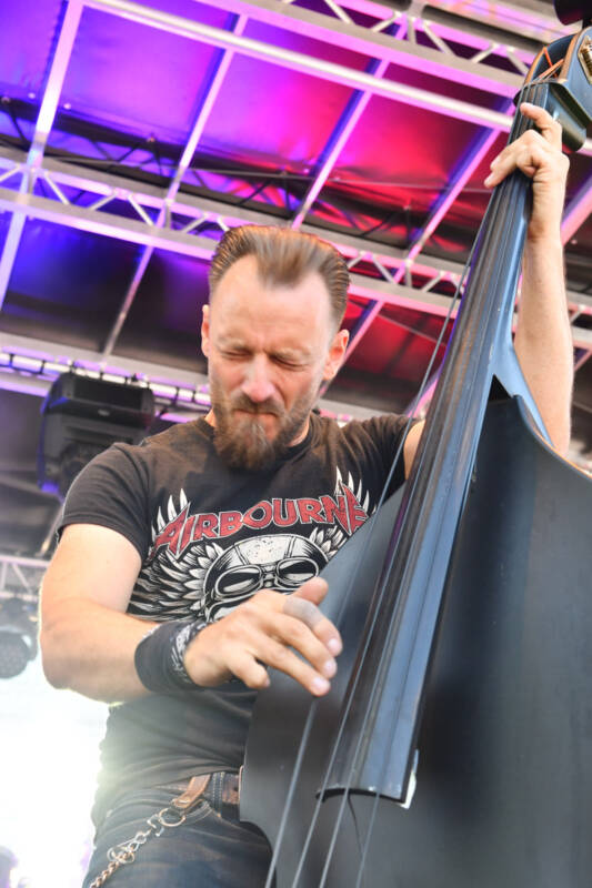 Band mit Kontrabass auf der Bühne im Hochformat
