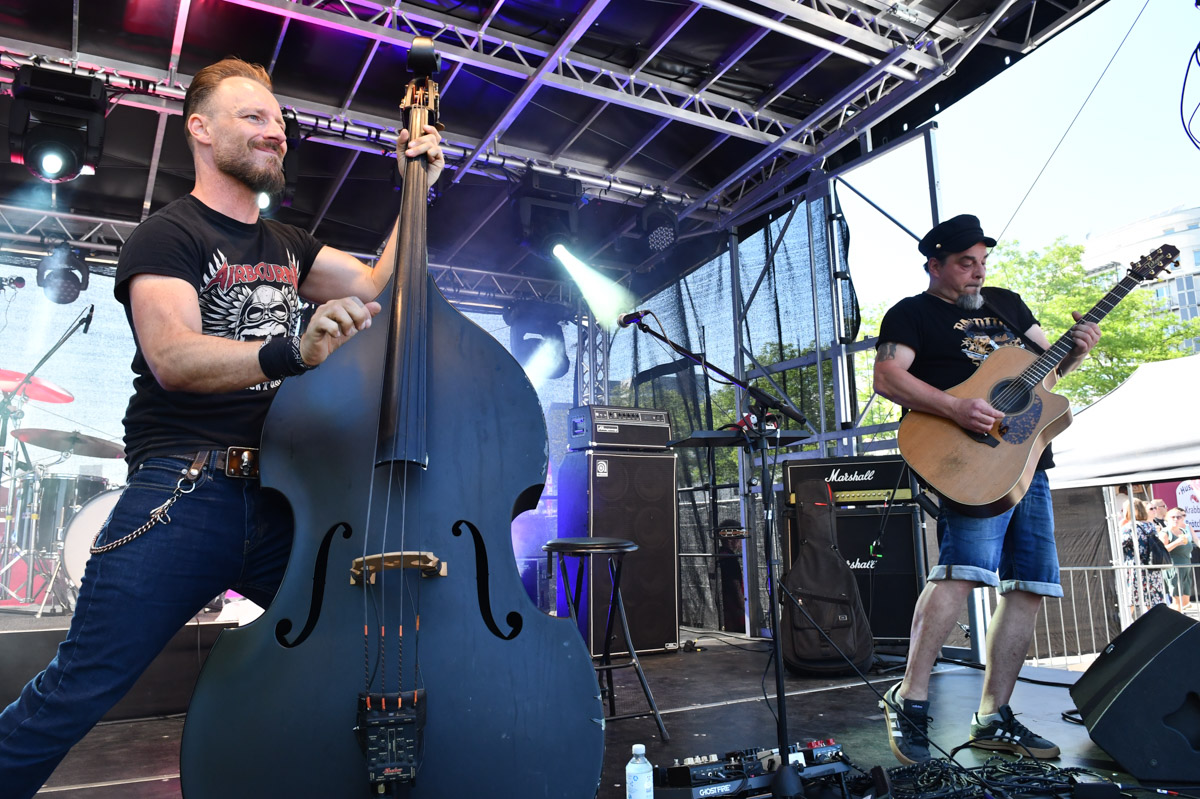 Band mit Kontrabass auf der Bühne