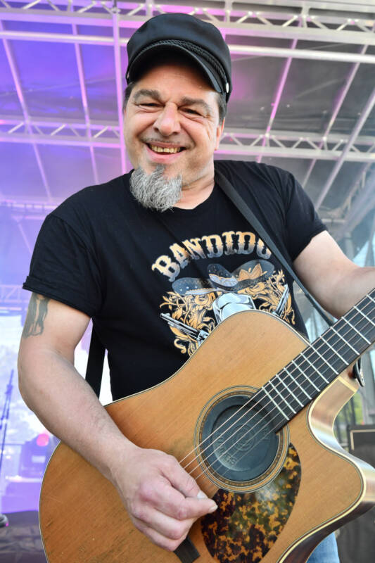 Band mit Kontrabass auf der Bühne im Hochformat