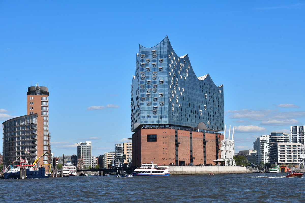 Hafenpanorama mit Elbphilharmonie und Großseglern