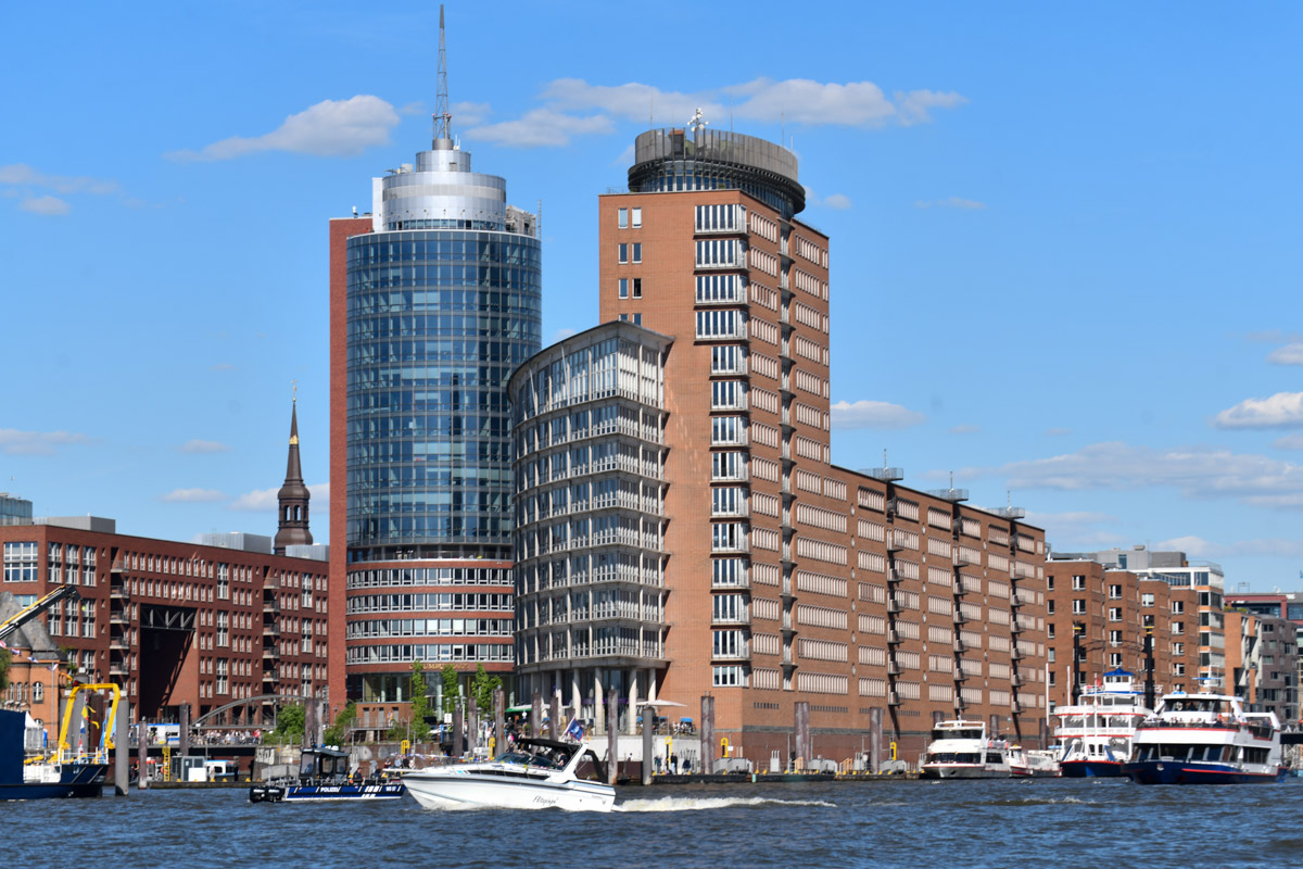 Hafenpanorama mit Elbphilharmonie und Großseglern