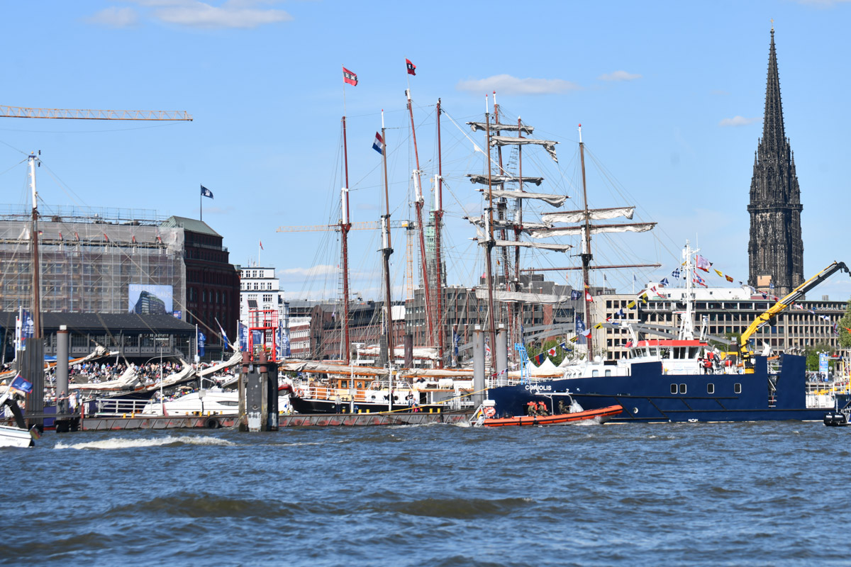 Hafenpanorama mit Elbphilharmonie und Großseglern