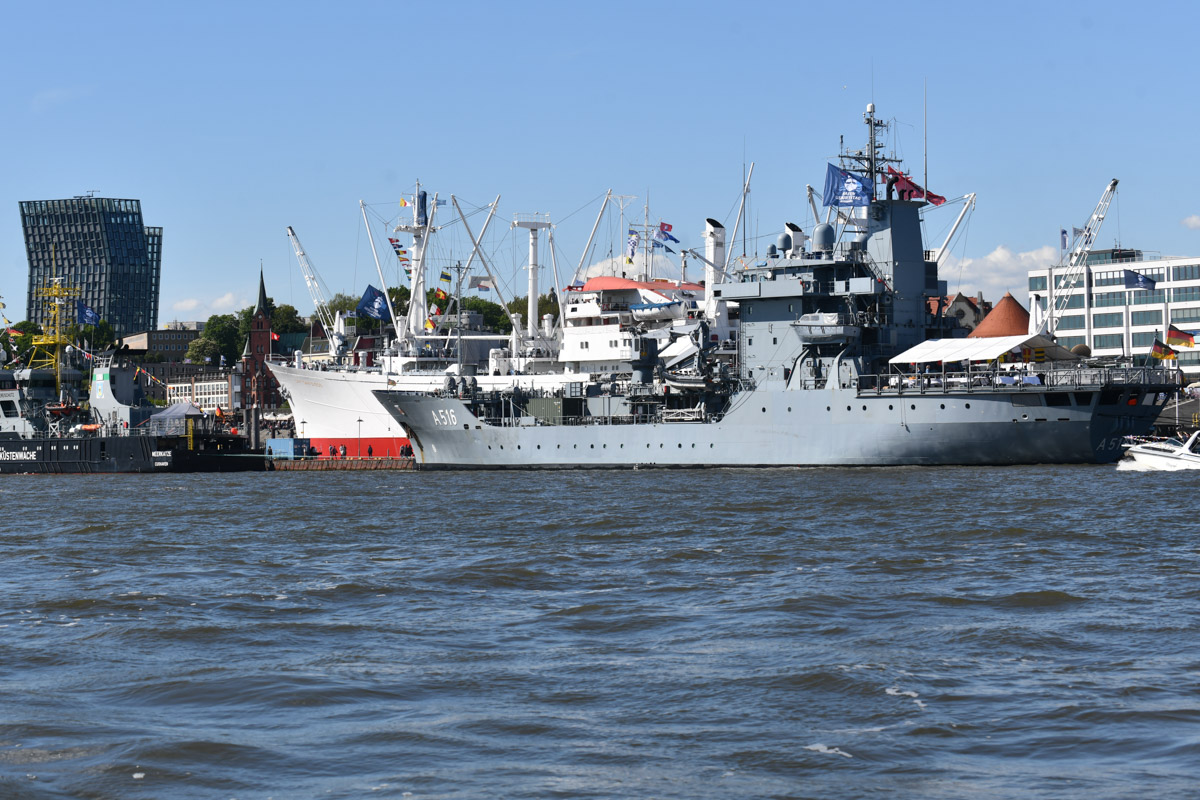 Hafenpanorama mit Elbphilharmonie und Großseglern