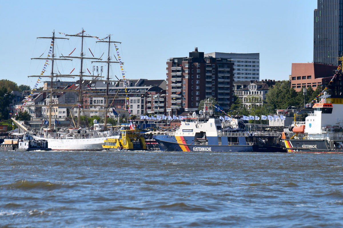Hafenpanorama mit Elbphilharmonie und Großseglern