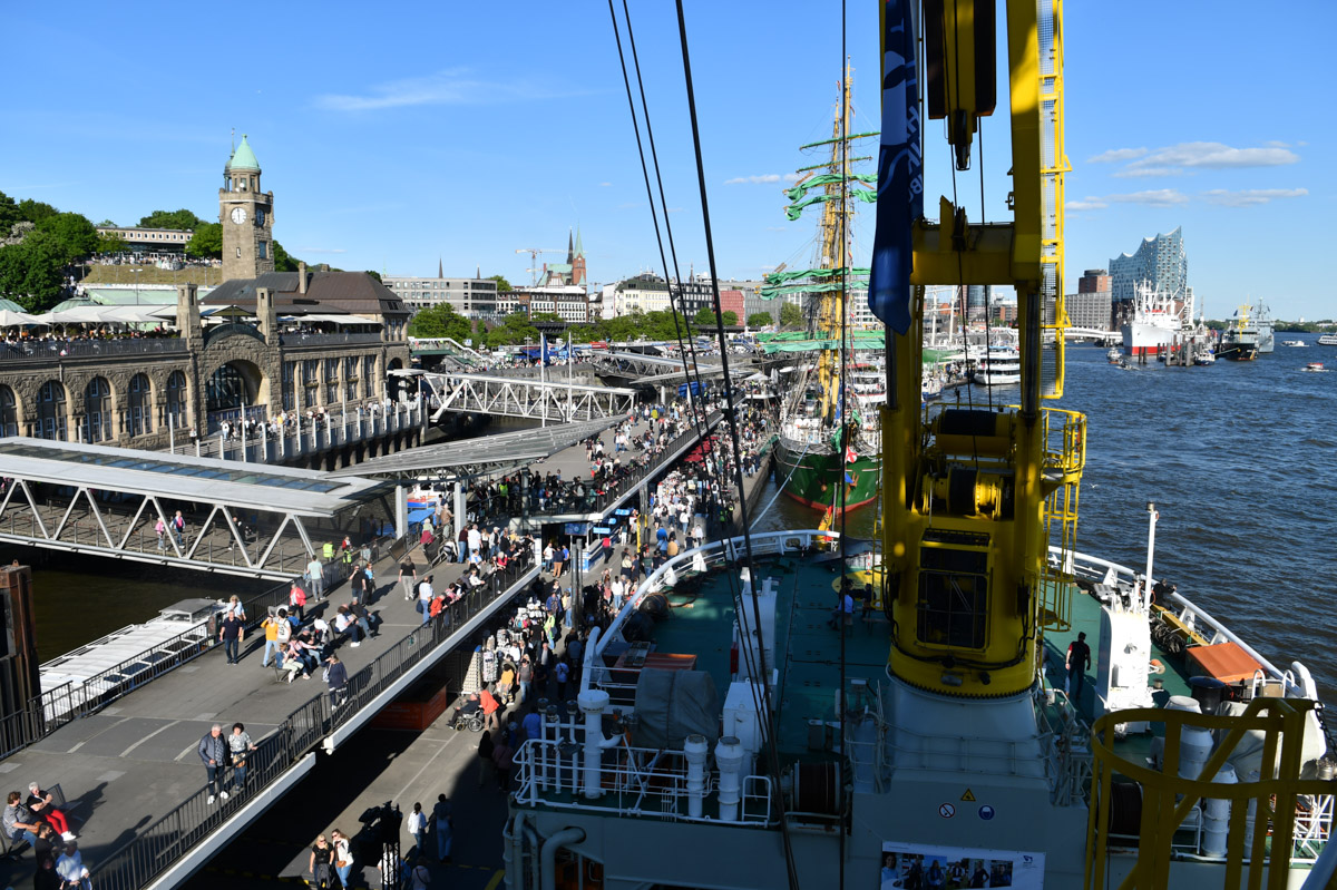 Landungsbrücken mit Großsegler
