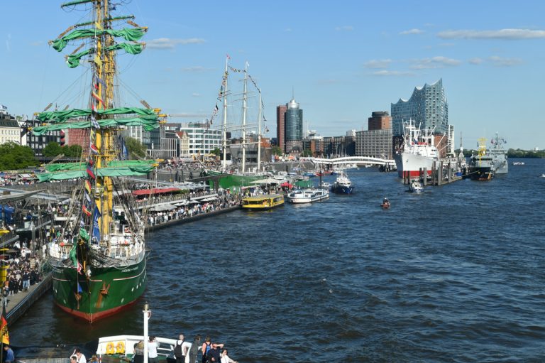 Bark Alexander von Humboldt II an den Landungsbrücken