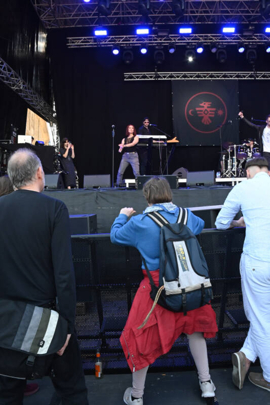 Konzert auf der Bühne im Hochformat