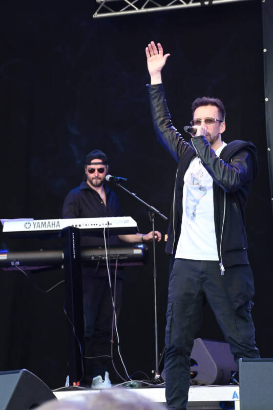 Konzert auf der Bühne im Hochformat
