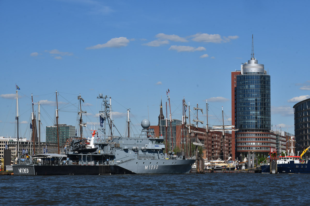 Marineschiffe auf der Elbe