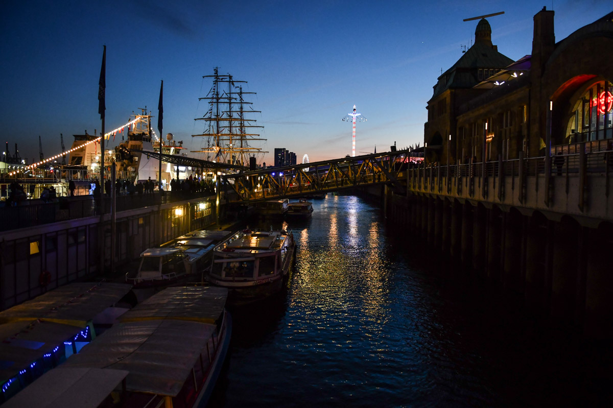 Fleet in der Speicherstadt am Abend