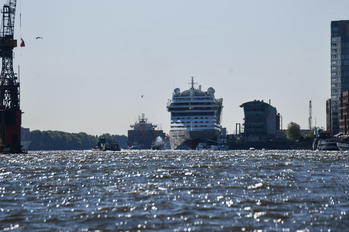 Kreuzfahrtschiff in der Ferne