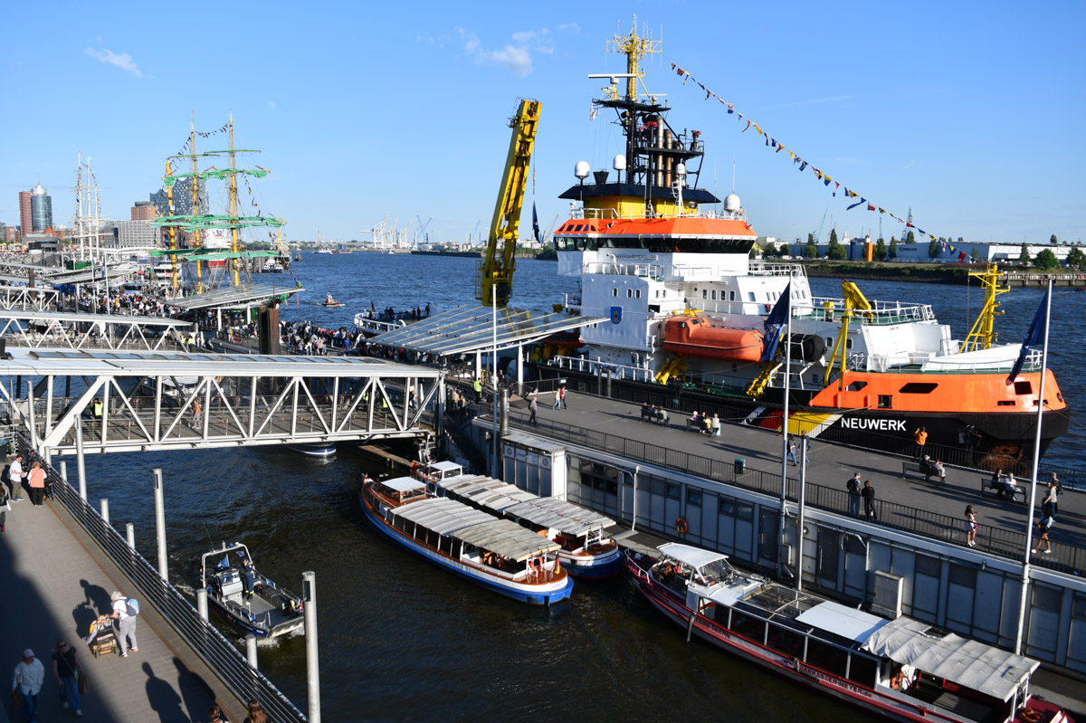 Schiffe am Ponton