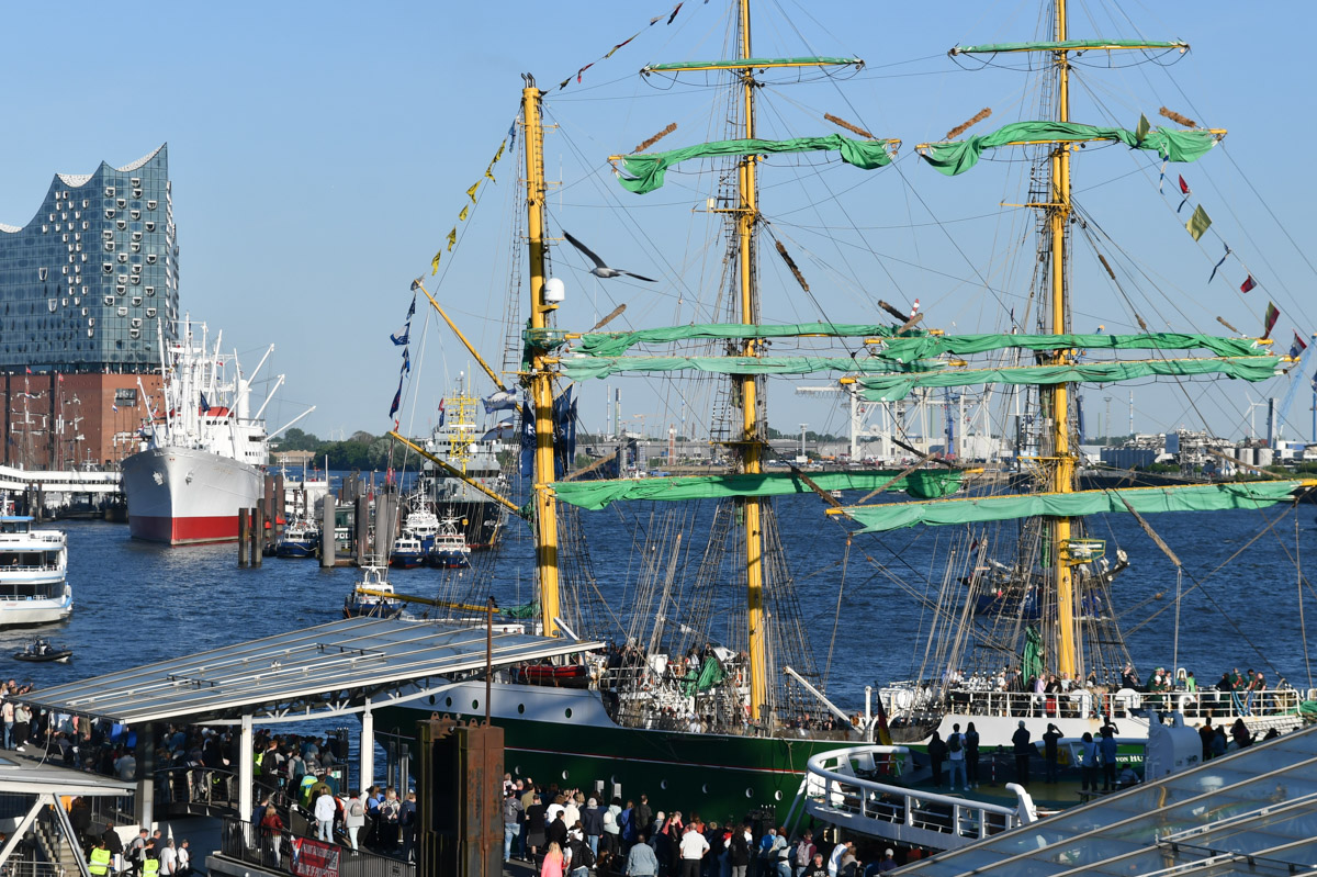 Großsegler im Hafen