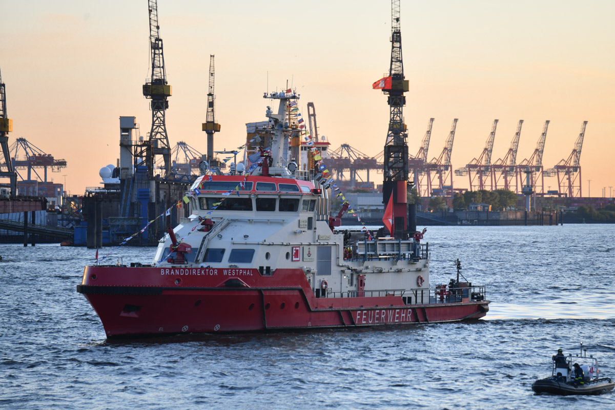 Löschboot auf der Elbe