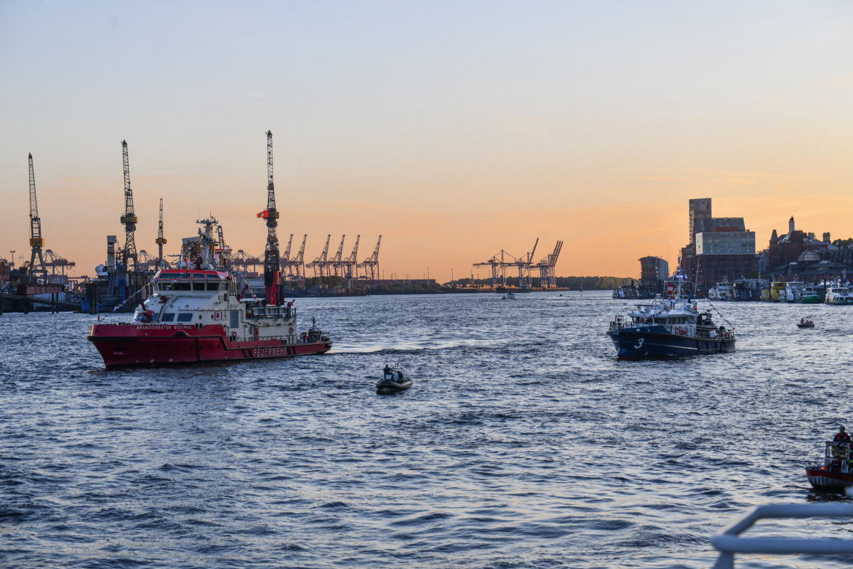 Löschboot auf der Elbe