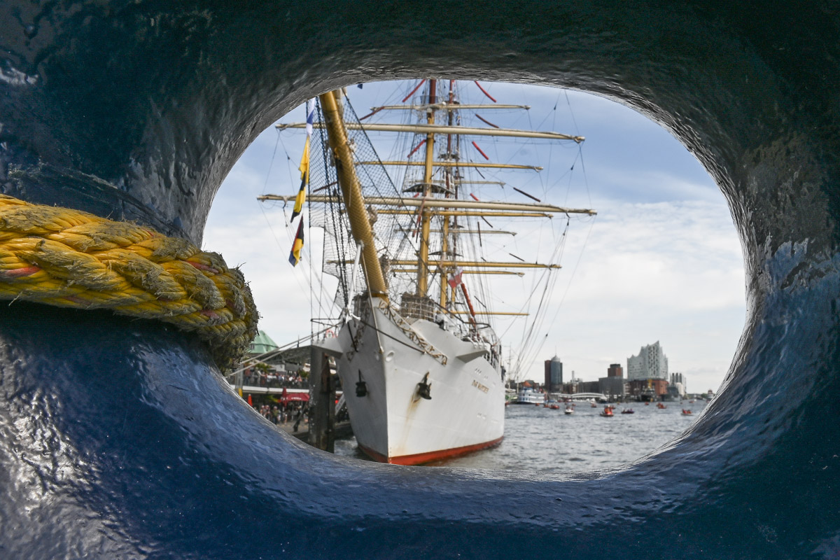 Segelschiff durch ein Bullauge