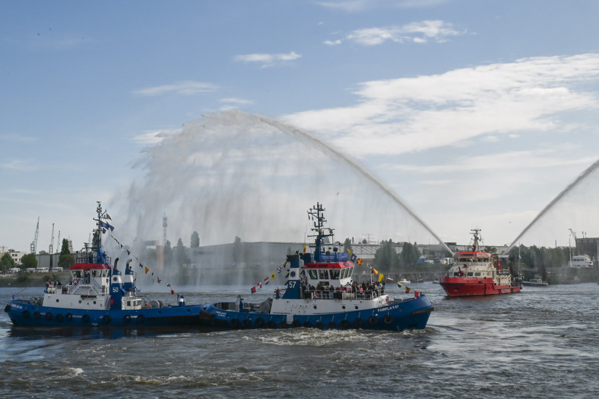 Schlepper mit Wasserfontäne