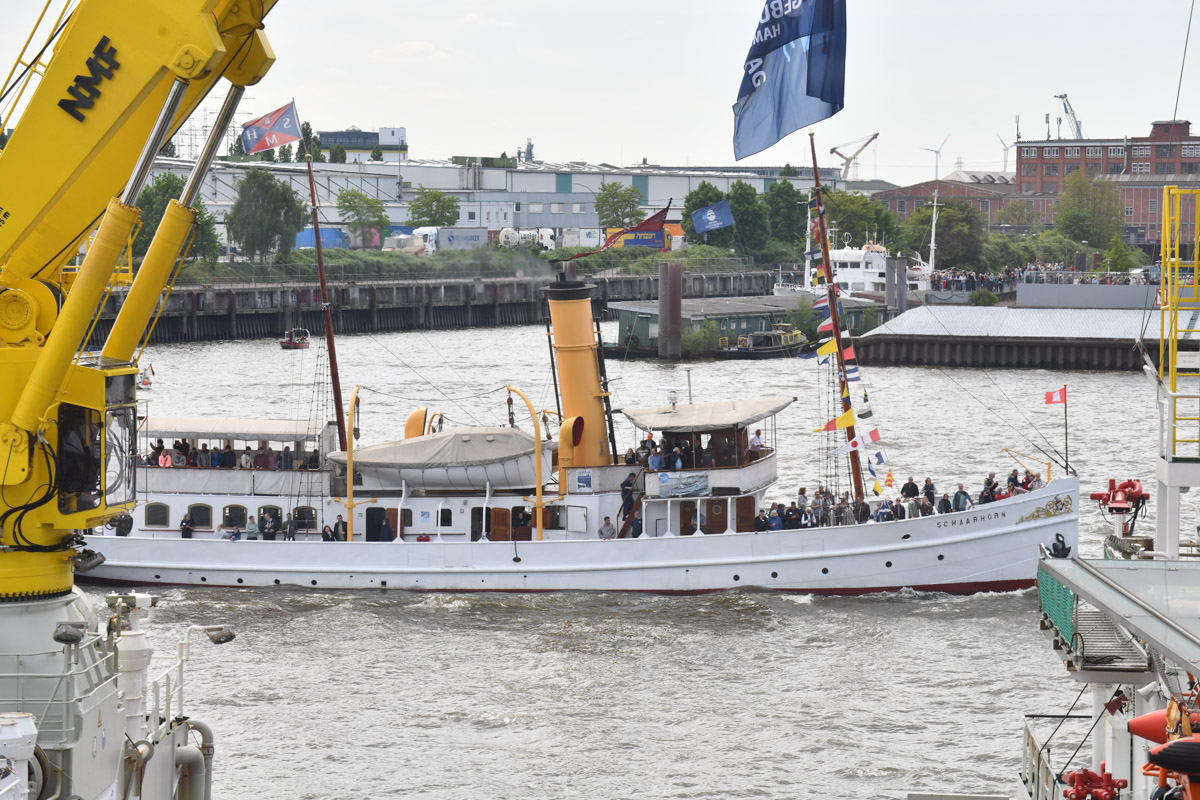 Dampfschiff im Hafen
