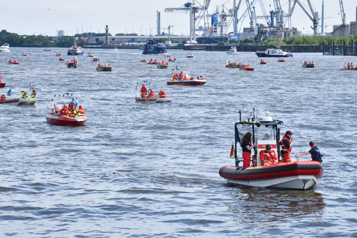 Rettungsboote auf der Elbe