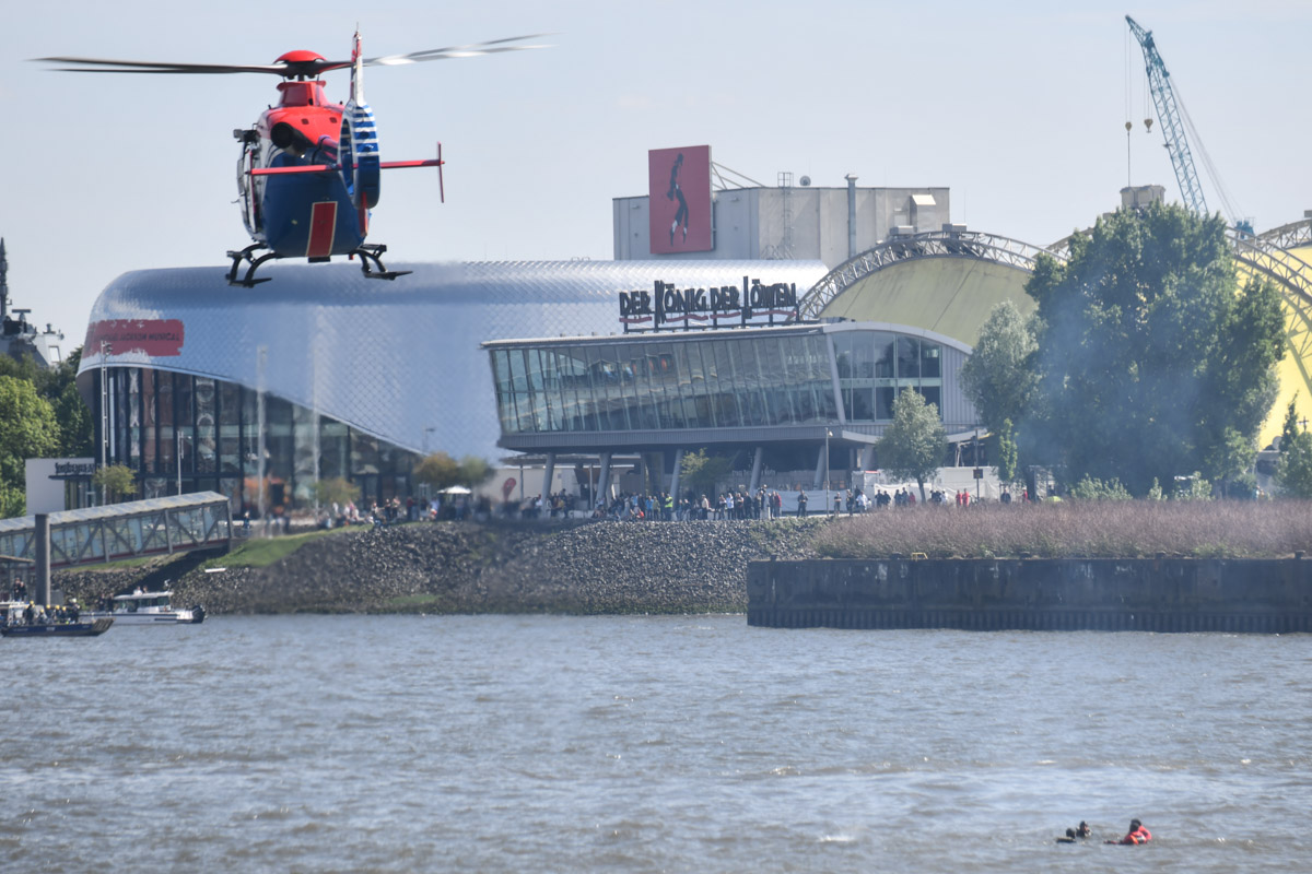 Hubschrauber über dem Hafen