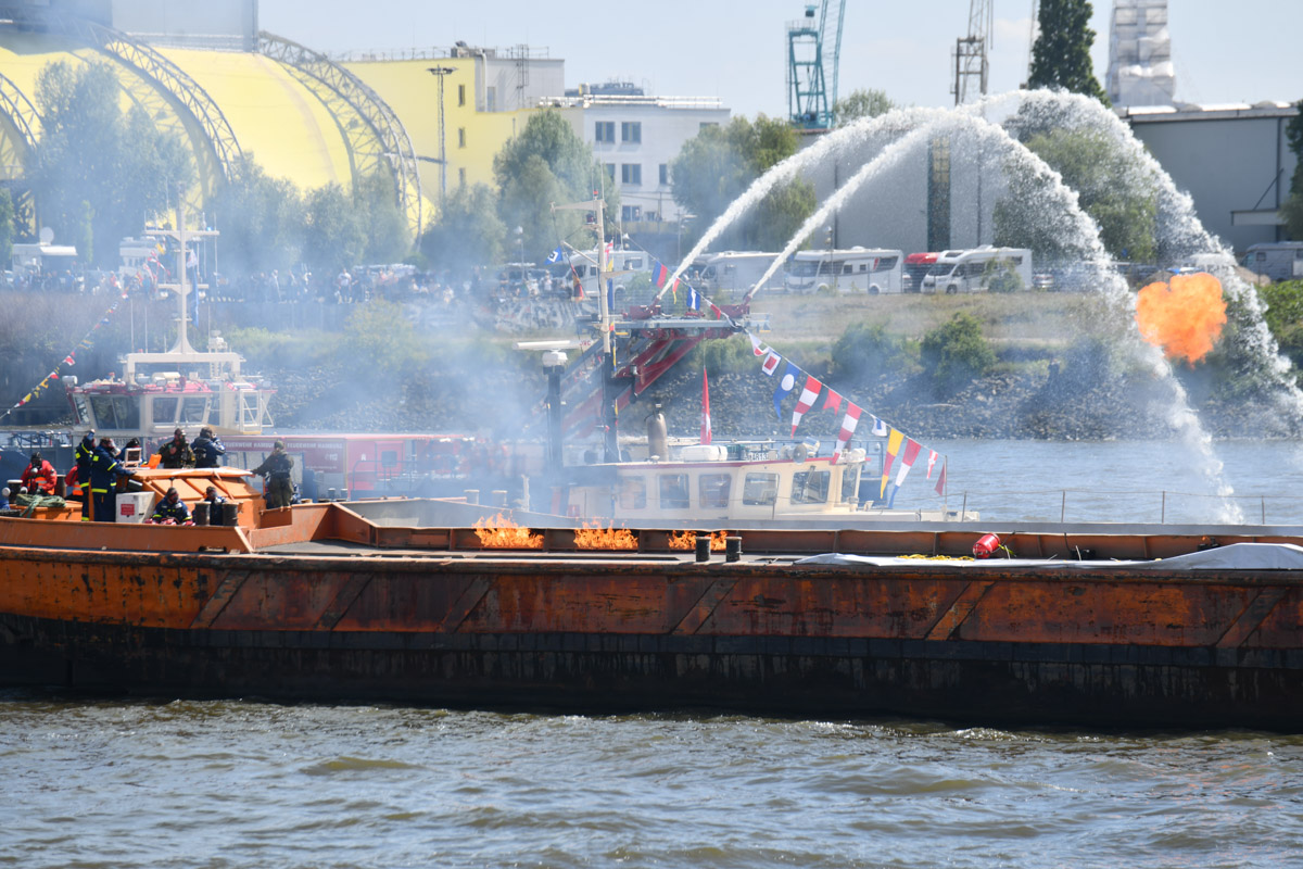 Rettungsübung auf der Elbe