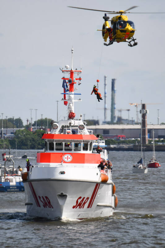 Hubschrauber und Rettungsboote bei der Vorführung im Hochformat