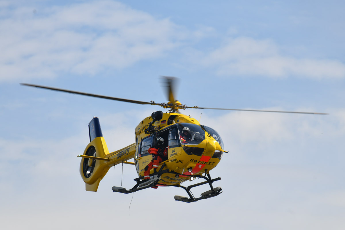 Hubschrauber und Rettungsboote bei der Vorführung