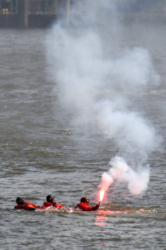 Hubschrauber und Rettungsboote bei der Vorführung im Hochformat