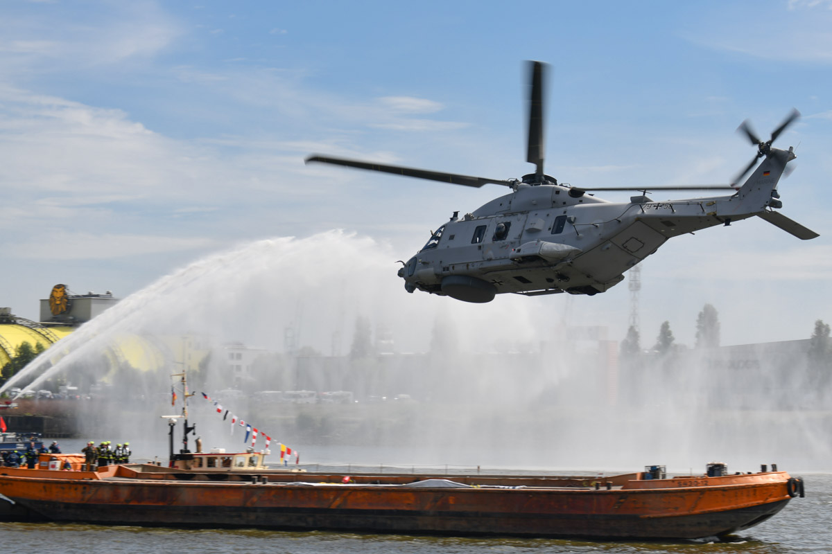 Hubschrauber und Rettungsboote bei der Vorführung