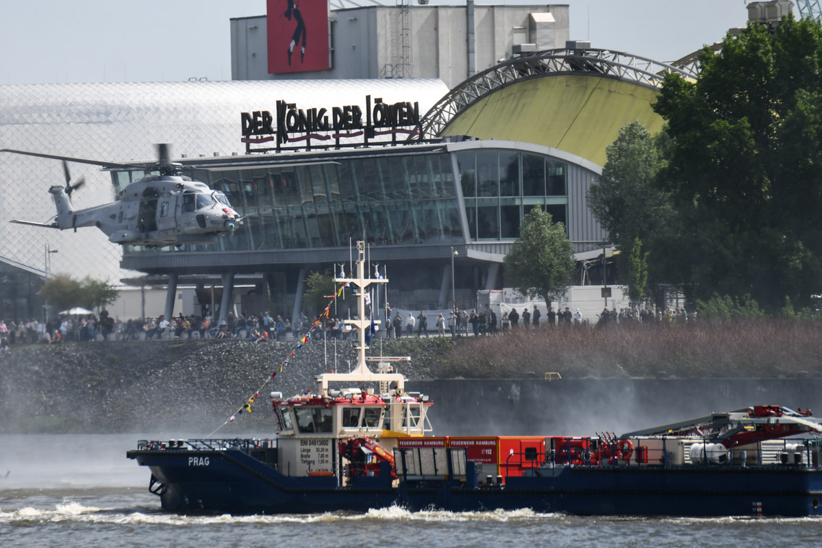 Hubschrauber und Rettungsboote bei der Vorführung