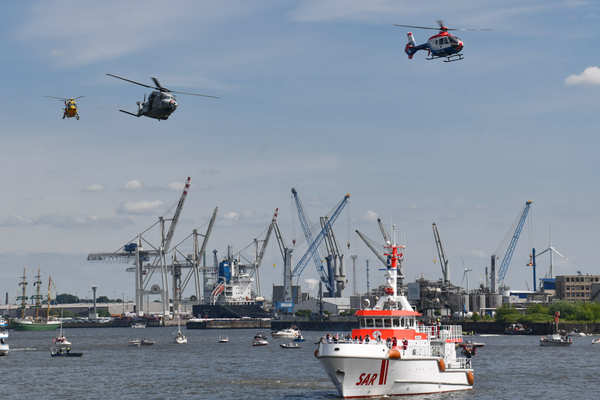 Hubschrauber und Rettungsboote bei der Vorführung