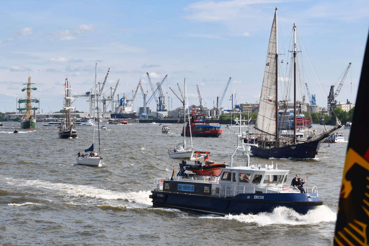 Hubschrauber und Rettungsboote bei der Vorführung