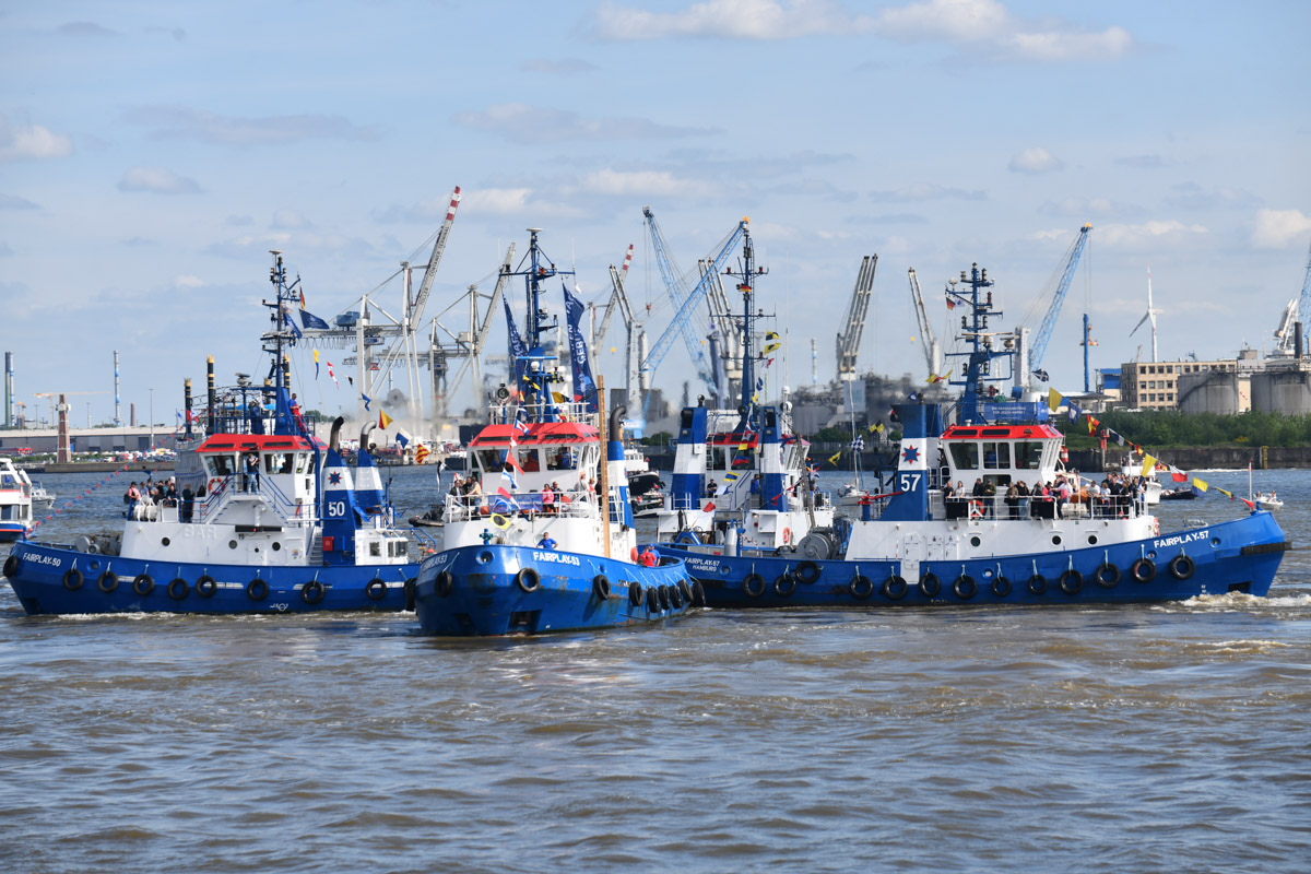 Schlepperballett auf der Elbe