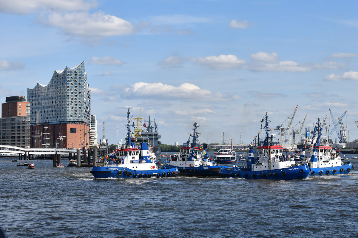 Schlepperballett auf der Elbe