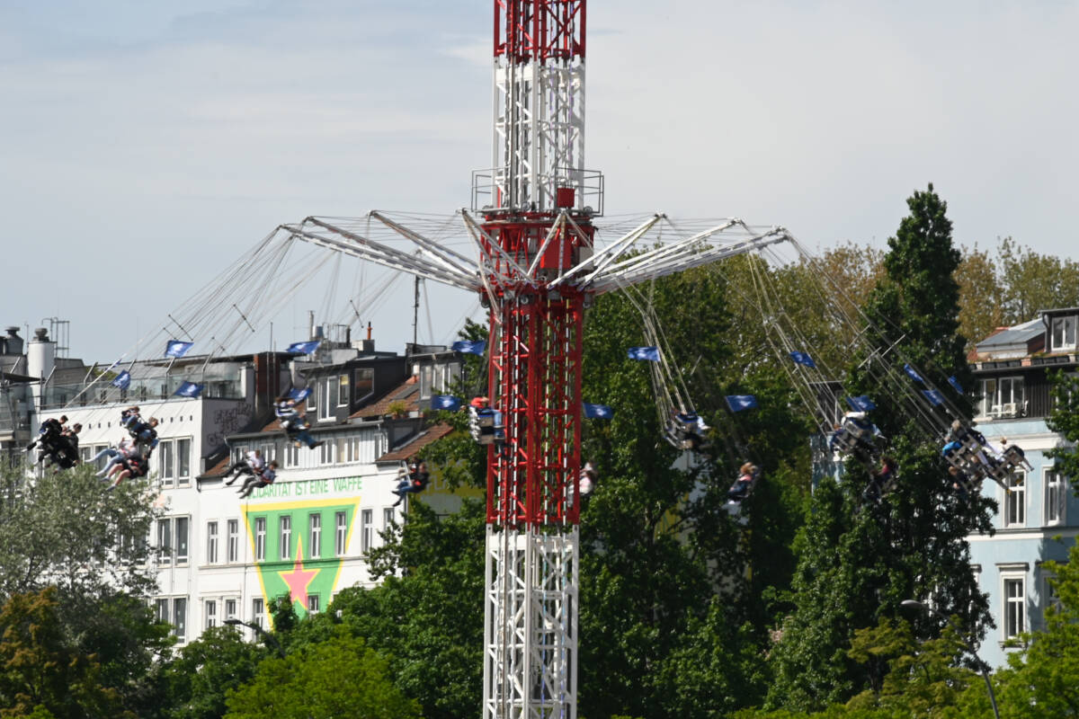 Fahrgeschäft über den Dächern