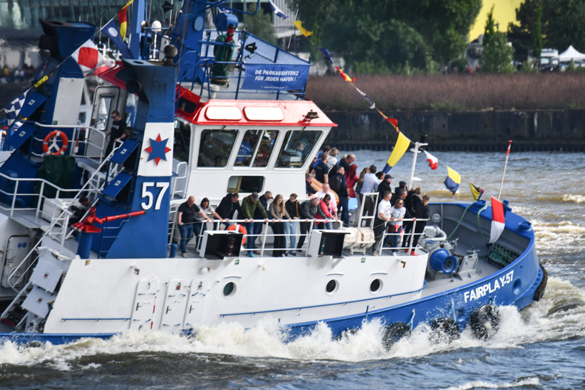 Schlepperballett auf der Elbe